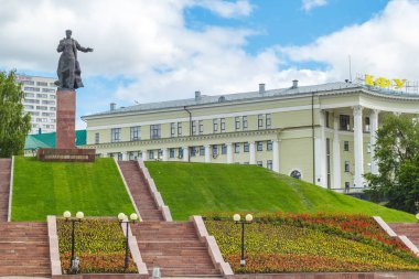 Kazan, Rusya - 14 Haziran 2018: Anıt Mullanur Vakhitov Kazan Üniversitesi Finans ve Ekonomi Enstitüsü binasının arka planı için