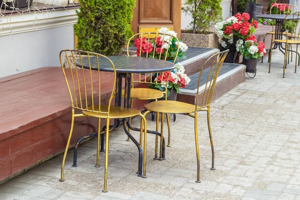 Kazan, Rusya - 16 Haziran 2018: Boş yaz sokak Cafe