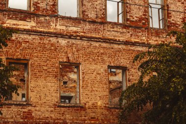 Bir tuğla bina, alçı, pencere çerçeveleri ve tavan kalıntıları ile yıkıntıları. Yeniden yapılanma