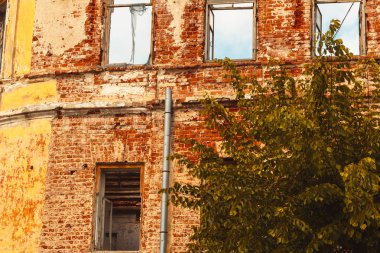 Bir tuğla bina, alçı, pencere çerçeveleri ve tavan kalıntıları ile yıkıntıları. Yeniden yapılanma
