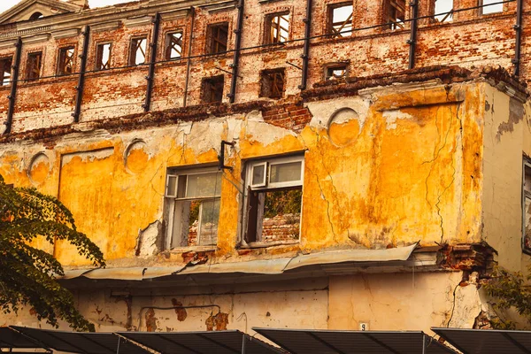 Bir tuğla bina, alçı, pencere çerçeveleri ve tavan kalıntıları ile yıkıntıları. Yeniden yapılanma