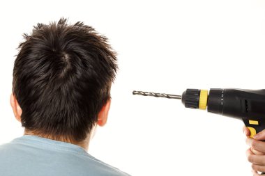 Bir tatbikat kadın elinde bir matkap ile erkek başına eklenir. Bir homurdanan, bir adam, Aile kavgaları ile memnuniyetsizliği kavramı