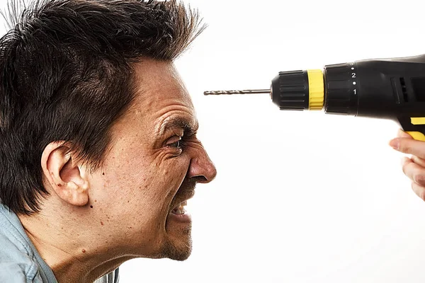 Kadın elinde bir matkap kızgın, darmadağınık bir adam alin hedefleniyor. Kadın şikâyetçi kavramı ve negatif reaksiyon bir adam. Aile anlaşmazlık. Karısı kocası için beyni matkaplar