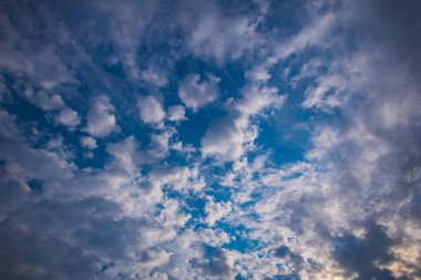 Mavi gökyüzü ve kopyalama alanı olan bulutlar