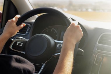 Kadınların elleri otomobilin direksiyon simidi üzerinde. Araba sürme, feminizm, özgürlük ve bağımsızlık kadın kavramı