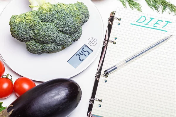 カロリー計算とダイエットのキッチン スケールに新鮮な野菜を計量します。健康的な食事の概念 — ストック写真