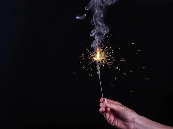 Uma Vela Bengala Acesa Uma Mão Feminina Fundo Preto Emite — Fotografia de Stock