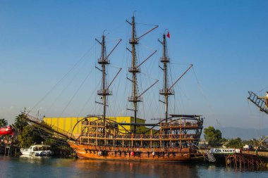 Side, Türkiye - 15 Ağustos 2017: Turistik gemiler tarafında Türkiye'de Manavgat Nehri üzerinde