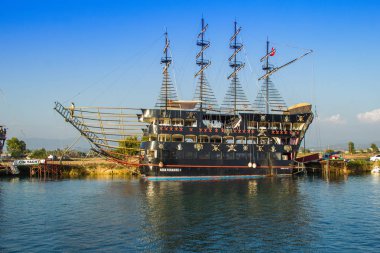 Side, Türkiye - 15 Ağustos 2017: Turistik gemiler tarafında Türkiye'de Manavgat Nehri üzerinde