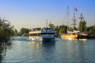 Side, Türkiye - 15 Ağustos 2017: Turistik gemiler tarafında Türkiye'de Manavgat Nehri üzerinde