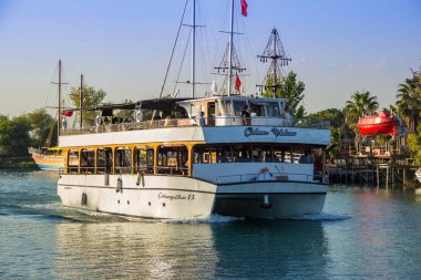 Side, Türkiye - 15 Ağustos 2017: Turistik gemiler tarafında Türkiye'de Manavgat Nehri üzerinde