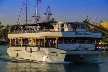 Side, Türkiye - 15 Ağustos 2017: Turistik gemiler tarafında Türkiye'de Manavgat Nehri üzerinde