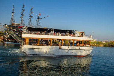 Side, Türkiye - 15 Ağustos 2017: Turistik gemiler tarafında Türkiye'de Manavgat Nehri üzerinde