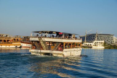 Side, Türkiye - 15 Ağustos 2017: Turistik gemiler tarafında Türkiye'de Manavgat Nehri üzerinde