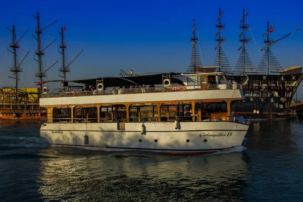 SIDE, TURQUIA - AGOSTO 15, 2017: Navios de turismo no rio Manavgat, em Side in Turkey — Fotografia de Stock