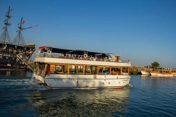 SIDE, TURQUIA - AGOSTO 15, 2017: Navios de turismo no rio Manavgat, em Side in Turkey — Fotografia de Stock