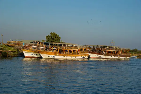 SIDE, TURQUIA - AGOSTO 15, 2017: Navios de turismo no rio Manavgat, em Side in Turkey — Fotografia de Stock