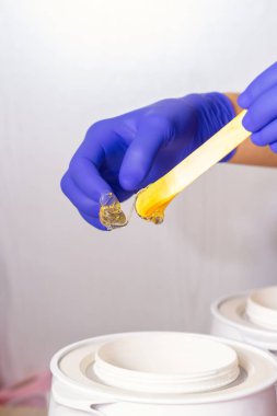 Epilasyon elinde şeker yapıştırın. Kavram shugaring.