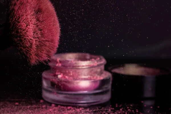Rosa Skuggor Glitter Den Kosmetiska Borsten Och Burk Med Lock — Stockfoto