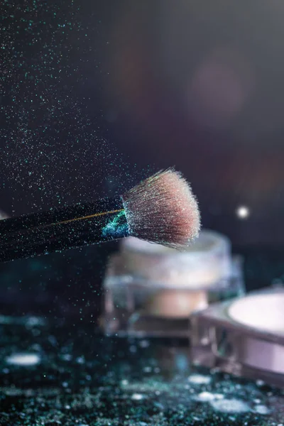 Wit Blauw Schaduwen Glitter Cosmetische Penseel Een Pot Met Een — Stockfoto