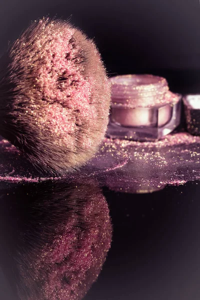 Rosa Skuggor Glitter Den Kosmetiska Borsten Och Burk Med Lock — Stockfoto