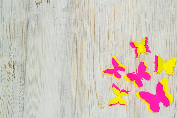 Borboletas de papel coloridas em fundo de madeira. Atividade de desenvolvimento infantil. Aplicação e origami. Espaço de cópia — Fotografia de Stock