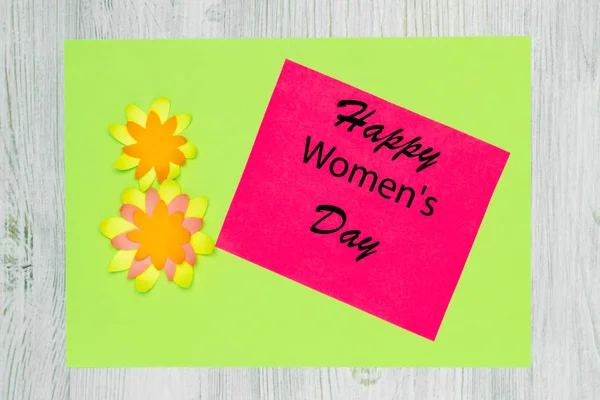 Handmade greeting card made of colored paper and wish Happy Womens Day. Flat lay — Stock Photo, Image