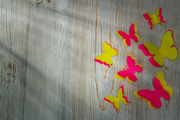 Farfalle di carta colorate su sfondo di legno. Attività di sviluppo dei bambini. Applicazione e origami. Copia spazio — Foto Stock