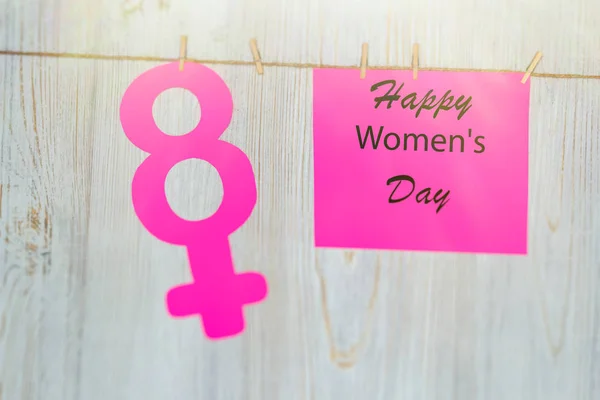 女性の日のコンセプトです 女性のシンボル ほぞ穴に設置洗濯はさみ紙図 と碑文の幸せな女性の日 — ストック写真
