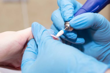 Manikür süreci yakın çekim. Eski dekoratif Freze Makinası ile oje kaldırma