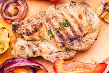 Taze kekik, limon ve ızgara sebze yakın çekim bir sprig ile sulu domuz biftek. Üstte görüntü