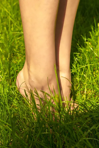 女性赤脚在草坪的绿色小草 — 图库照片