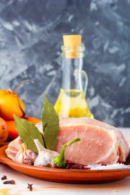Çiğ domuz eti bonfile, kızartma, baharatlar, kara biber, zeytin yağı, sarımsak, defne yaprağı, tuz için hazır