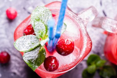 Buzlu ev yapımı limonata ile kızılcık, narenciye ve taze nane yaprağı bir kokteyl kavanozu ile pipo