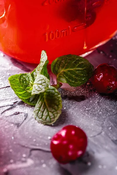 Limonada caseira gelada com cranberries, citrinos e folha de hortelã fresca em um pote de coquetel com palhas — Fotografia de Stock