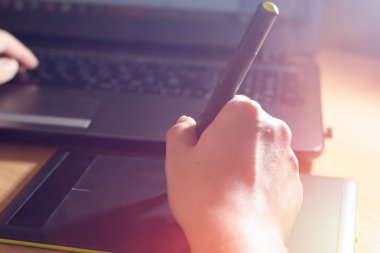 Grafik tablet kullanarak Illustrator. Bilgisayar ve çizim tablet kullanarak WOMANS rötuşçular eller