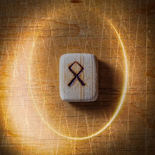 Othala. Runes scandinaves en bois faites à la main sur un fond vintage en bois dans un cercle de lumière. Concept de la bonne aventure et prédiction de l'avenir — Photo