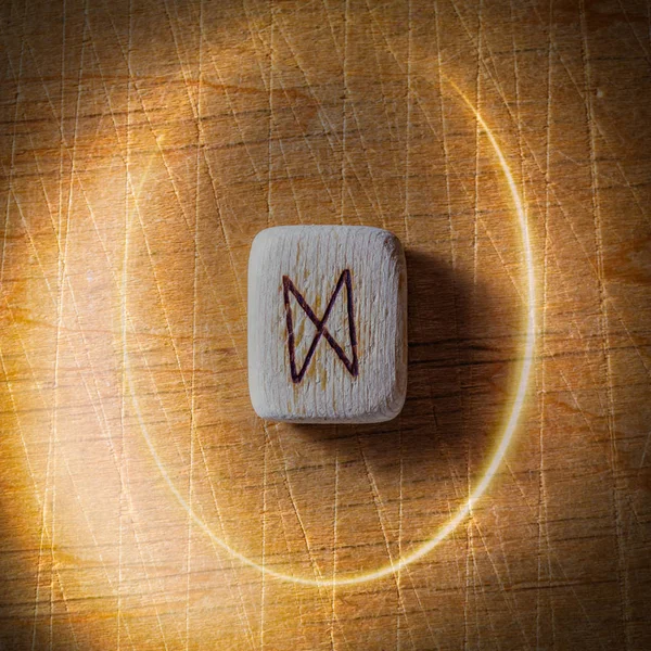 Dagaz. Runes scandinaves en bois faites à la main sur un fond vintage en bois dans un cercle de lumière. Concept de la bonne aventure et prédiction de l'avenir — Photo