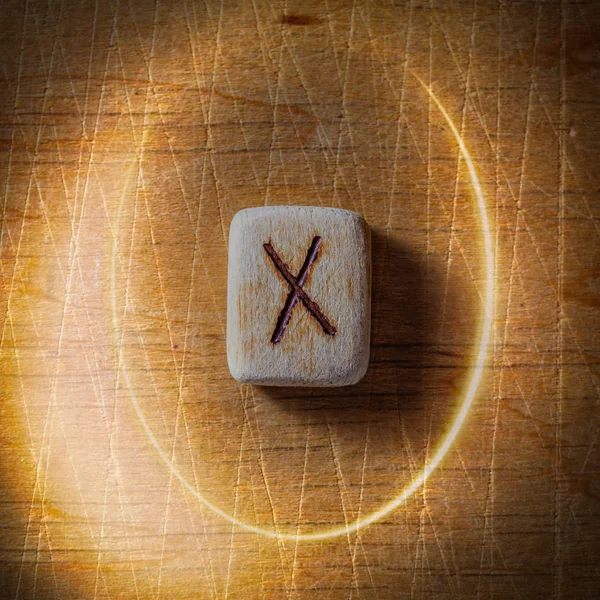 Gebo. Runes scandinaves en bois faites à la main sur un fond vintage en bois dans un cercle de lumière. Concept de la bonne aventure et prédiction de l'avenir — Photo