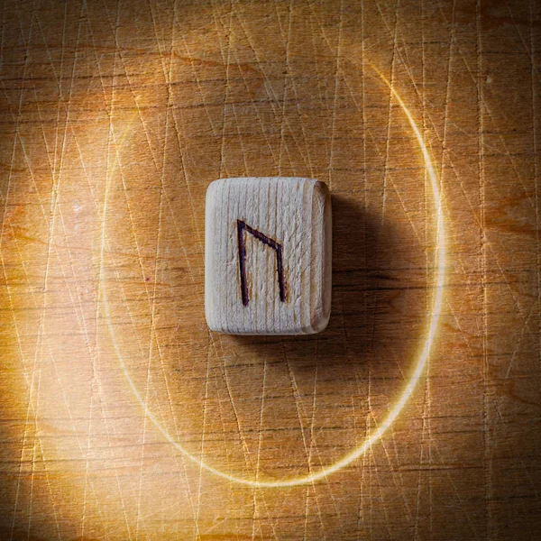 Uraz. Runes scandinaves en bois faites à la main sur un fond vintage en bois dans un cercle de lumière. Concept de la bonne aventure et prédiction de l'avenir — Photo