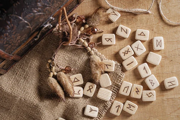 Runes scandinaves en bois faites à la main sur un fond vintage en bois. Concept de la bonne aventure et prédiction de l'avenir — Photo