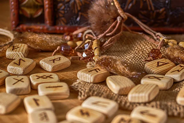 Runes scandinaves en bois faites à la main sur un fond vintage en bois. Concept de la bonne aventure et prédiction de l'avenir — Photo