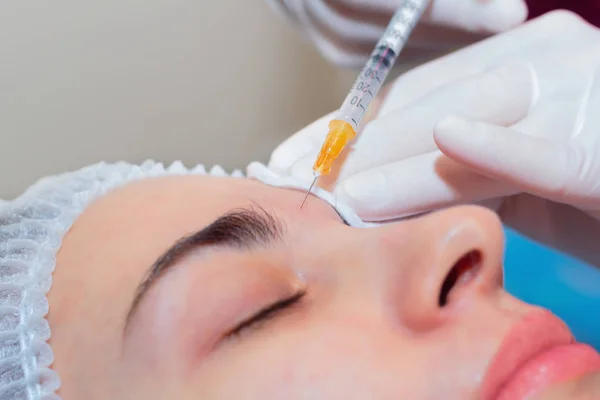 Inyección de ácido hialurónico para rejuvenecimiento facial. Primer plano — Foto de Stock