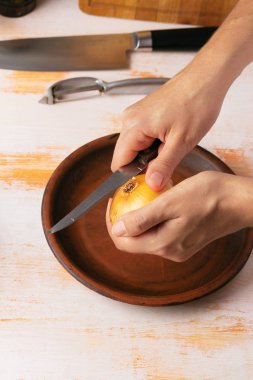 Cook soğan bir bıçak yakın çekim ile temizler. Organik pişirme konsepti