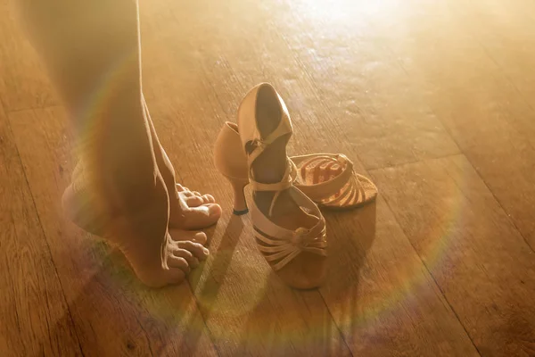 Pernas femininas e sapatos para dança de salão close-ups. Preparações para a performance, para o conceito de dança — Fotografia de Stock