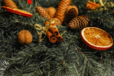 Yeni Yıl tatil süslemeleri. Fındık, tarçın ve kurutulmuş meyve ile köknar dalları el yapımı Noel çelenk yapay kar ile toz. Tonlama