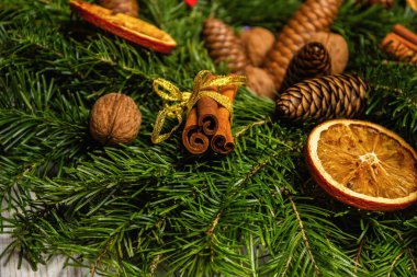 Yeni Yıl tatil süslemeleri. Fındık, tarçın ve kurutulmuş meyve suni kar ile toz ile köknar dalları El yapımı Noel çelenk