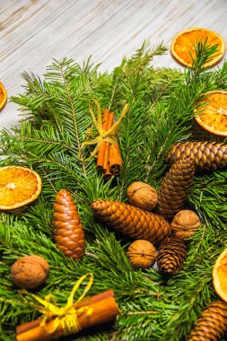 Yeni Yıl tatil süslemeleri. Fındık, tarçın ve kurutulmuş meyve suni kar ile toz ile köknar dalları El yapımı Noel çelenk