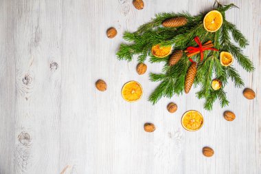 Noel ve Yeni Yıl kompozisyonu. Çam dalları, tarçın çubukları, portakal ve ceviz kurutulmuş dilimleri. Noel ve Yeni Yıl konsepti. Düz yatıyordu