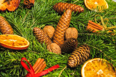 Noel ve Yeni Yıl arka plan. Çam dalları, tarçın çubukları, portakal ve ceviz kurutulmuş dilimleri. Noel ve Yeni Yıl konsepti. Düz yatıyordu